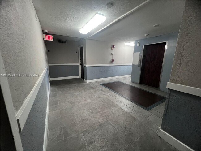 Foto del edificio - 496 NW 165th St