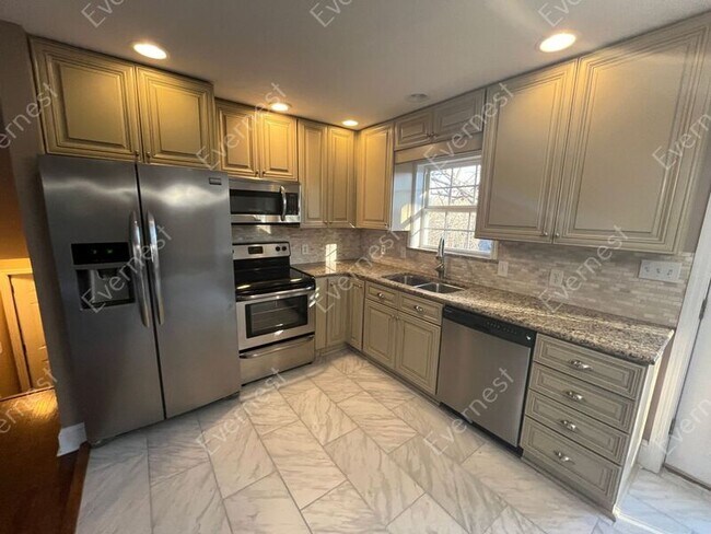 Building Photo - 6821 Knollcrest Dr