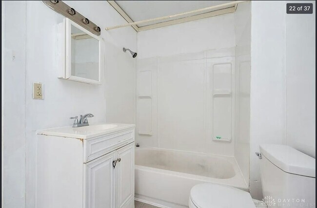 Building Photo - 818 Troy St