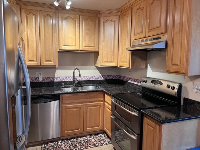 Foto del edificio - Remodeled 2 bedroom Condominium with enclo...