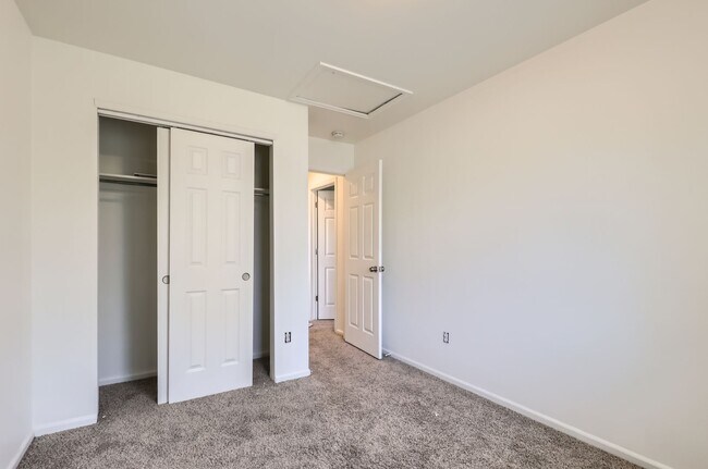 Foto del edificio - 5207 Dudley St