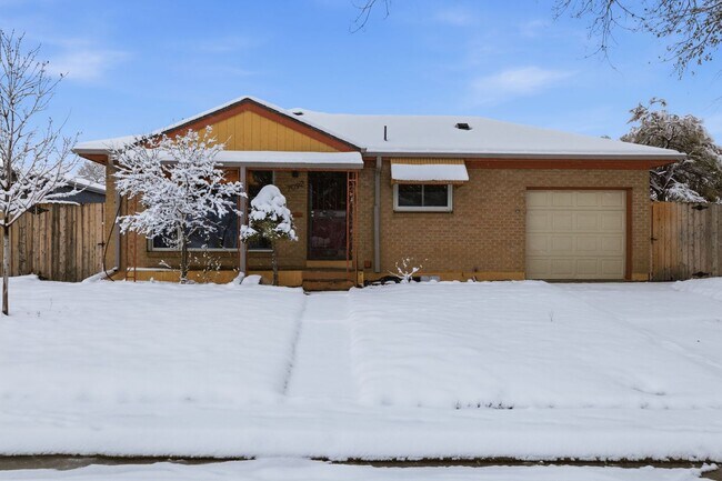 Foto del edificio - Spacious 5-Bedroom Home with Modern Updates and Natural Light