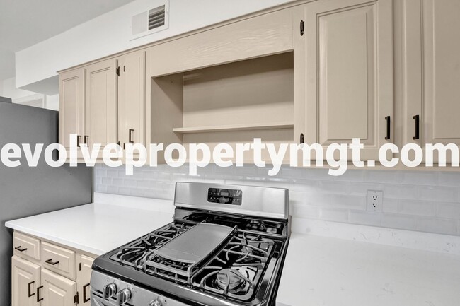 Building Photo - NEWLY RENOVATED HOME!