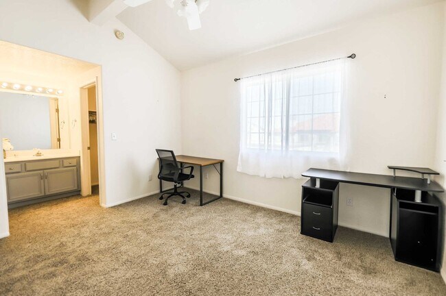 Foto del edificio - Cute FURNISHED 2 Bedroom Condo FOR RENT!