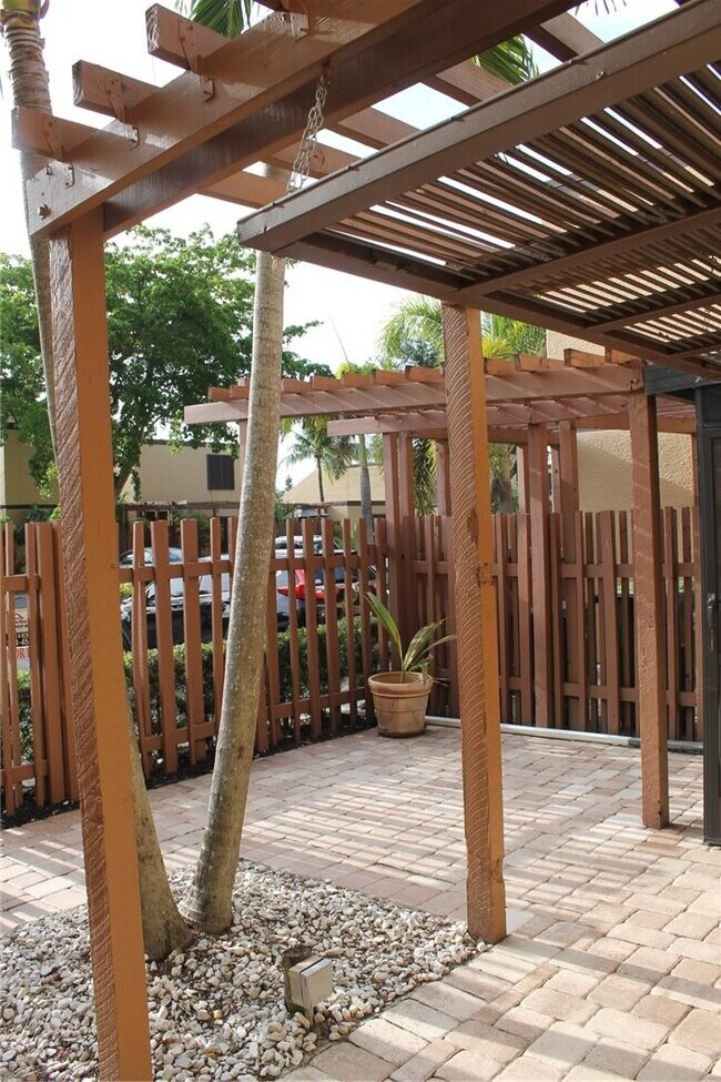 Foto del edificio - 1521 E Golfview Dr