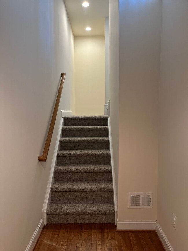 Building Photo - Large Townhouse In Haymarket