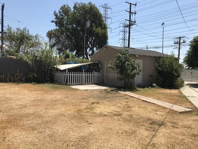 Building Photo - 3 bedroom in Compton CA 90220