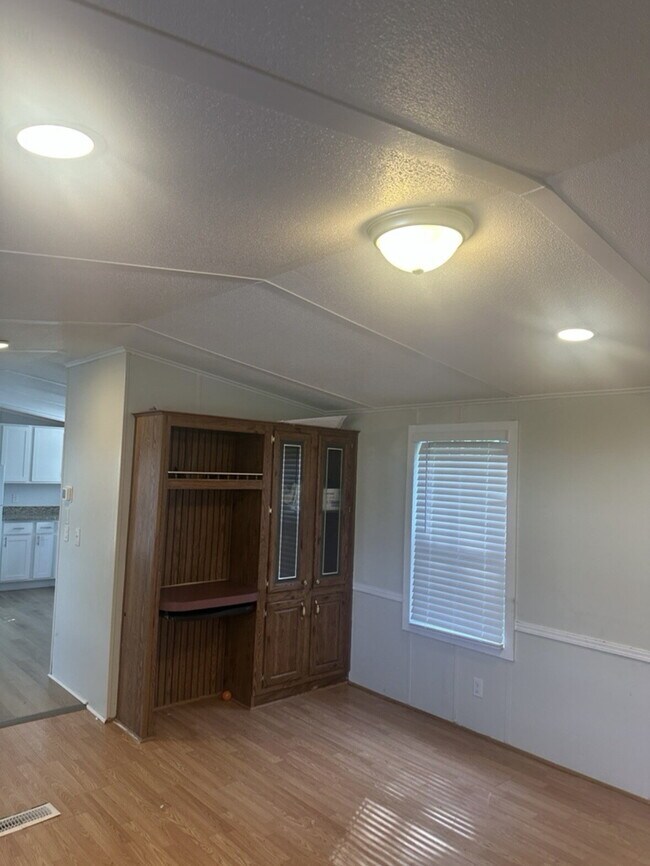 Foto del edificio - "Charming 2-Bed, 2-Bath Mobile Home in Hendersonville -206 Friendly Circle Awaits!"