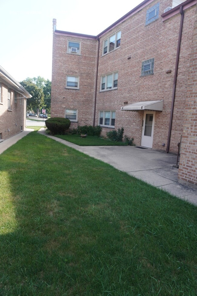 Building Photo - 5443 N Sayre Ave