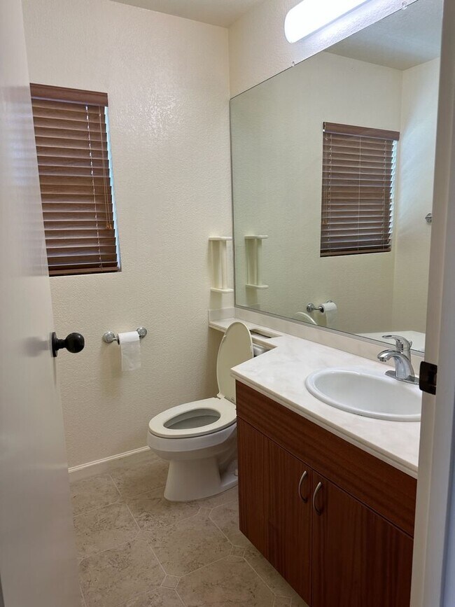 Foto del edificio - 4 bedroom 2.5 bath single family home in Mililani