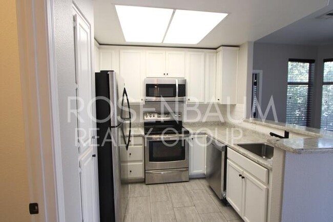 Building Photo - Gorgeous 2-bedrooms, 2-baths upstairs cond...