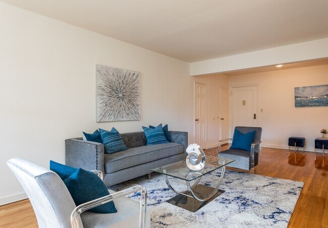 Living Area - Hoyt Bedford Apartments