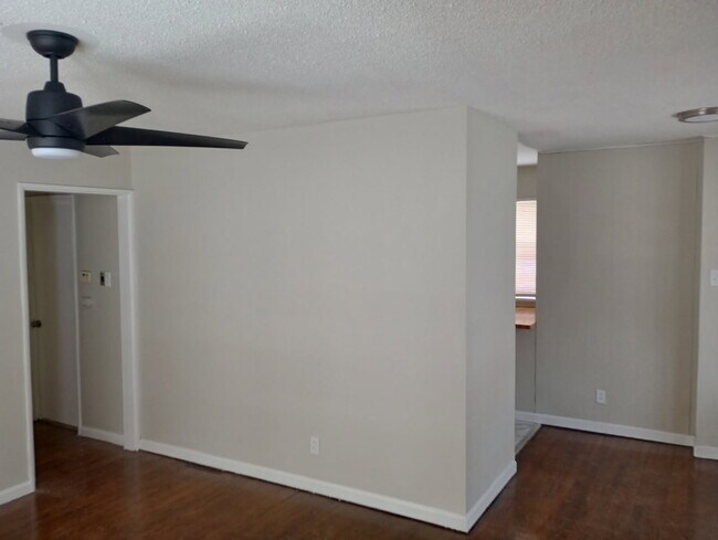 Foto del edificio - 9725 Medford Dr