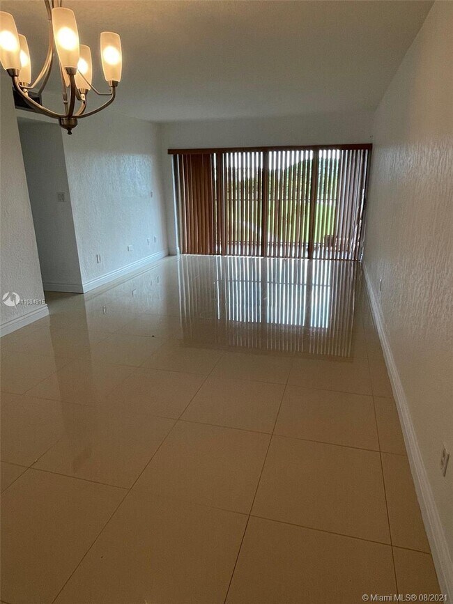 Building Photo - 9170 Fontainebleau Blvd