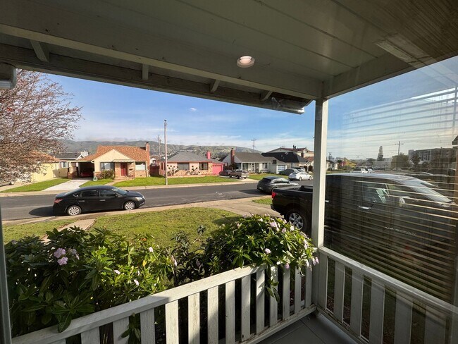 Building Photo - Spacious 4 Bedroom/2Bathroom Home in South...