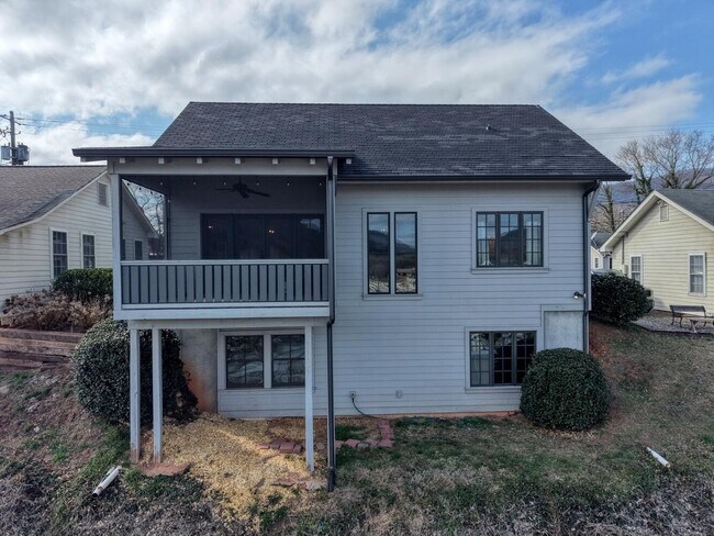 Building Photo - 56 Oak Crescent Cir