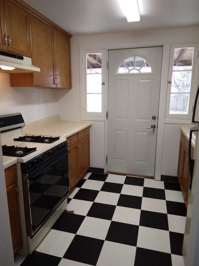 Building Photo - 810 Sullivan Ct