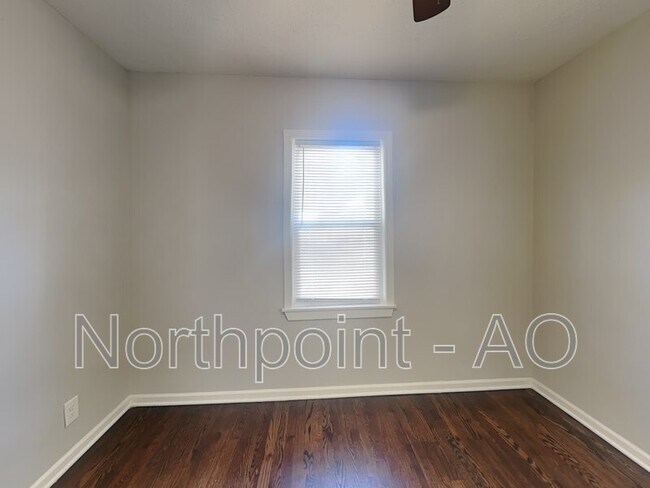Building Photo - 403 E 92nd Terrace