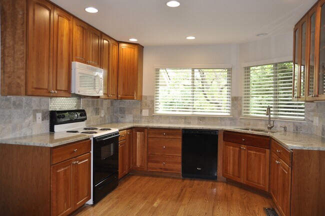 Building Photo - 1443 Briar Cir