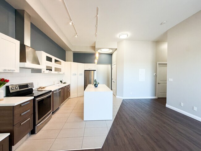 Building Photo - 347 Hyland Dr