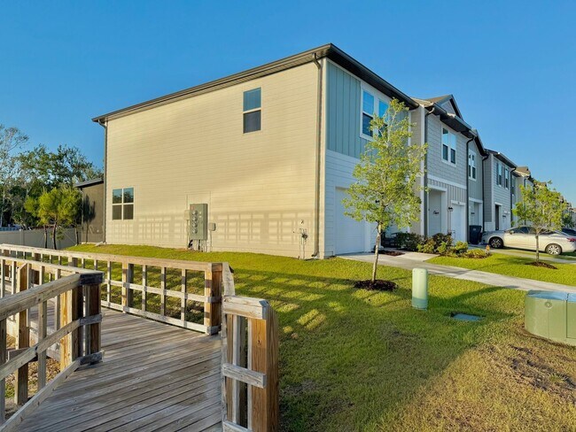 Building Photo - Upgraded 2023 3BR 3BTH Townhome  Near Apol...