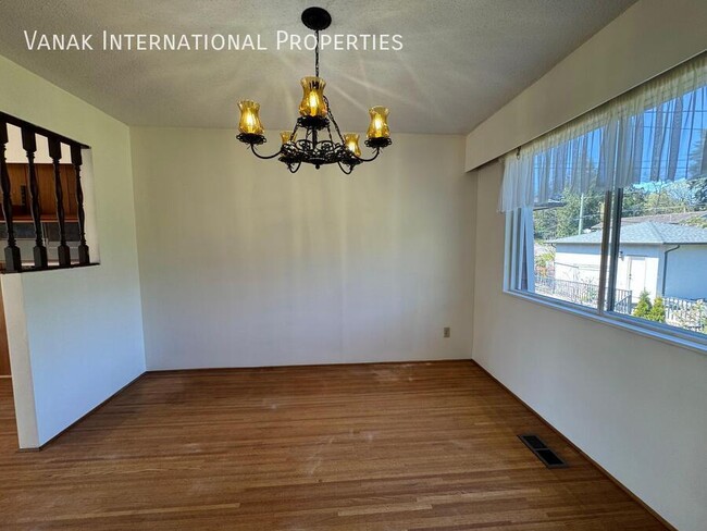 Building Photo - 4BR Rental Home- Prime North Vancouver