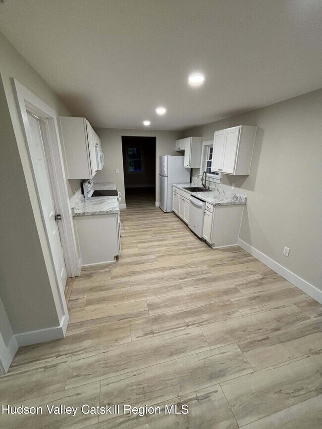 Foto del edificio - 13 Saugerties Manor Rd