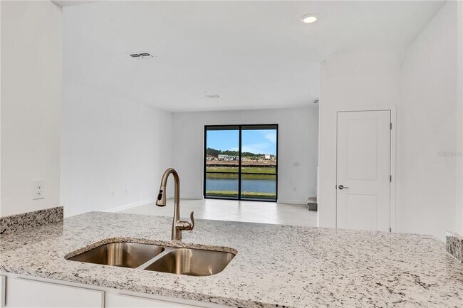 Foto del edificio - 15172 Sunny Day Dr