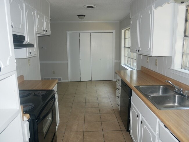 Photo - 8348 Chesterfield Dr House