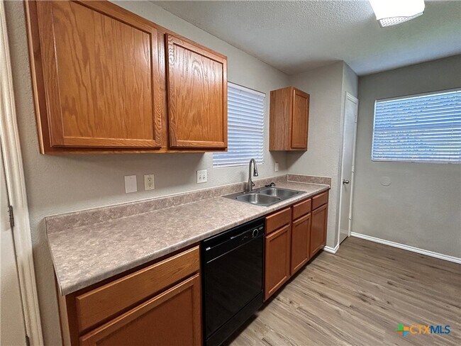 Building Photo - 3007 Viewcrest Dr