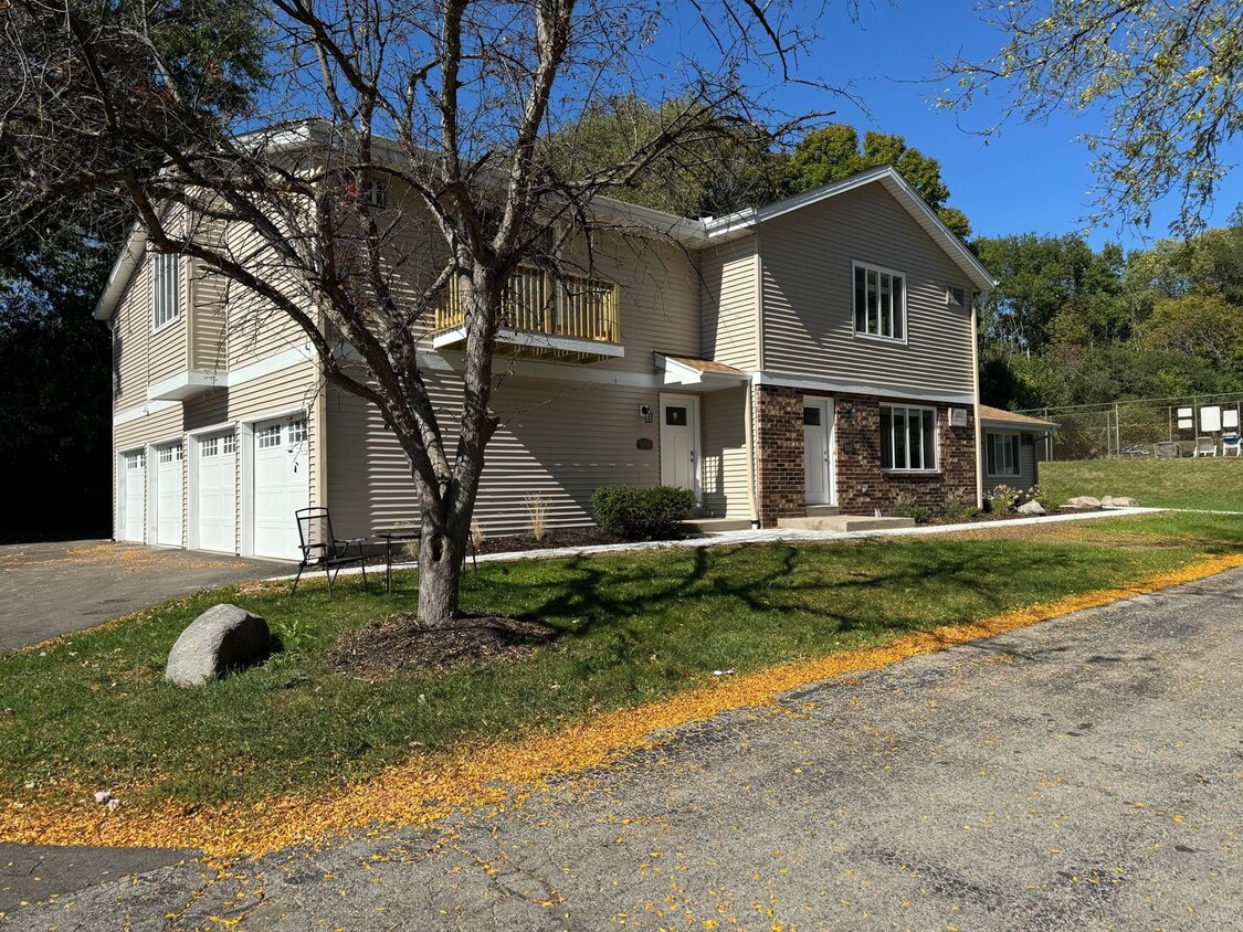 Foto principal - Cedarburg Townhome with attached garage, N...