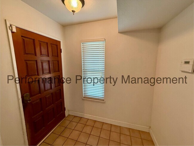 Foto del edificio - Beautiful 3 Bed/2 Bath NW Bakersfield Home...