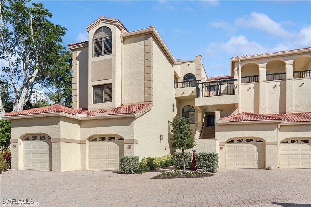 Foto principal - 7048 Pelican Bay Blvd