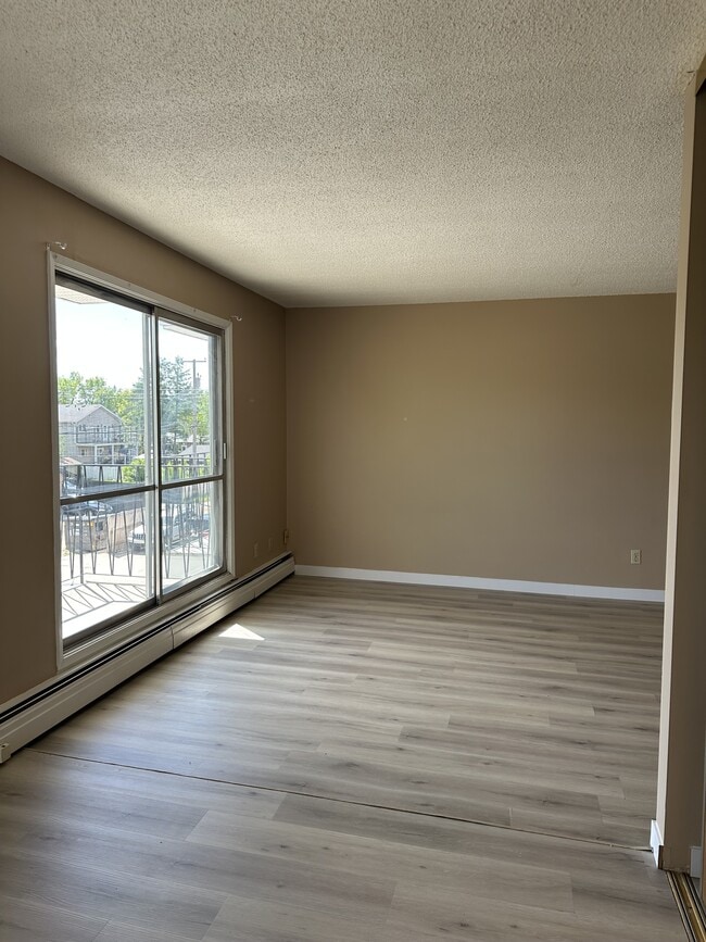 Building Photo - 9625-9156 156 St