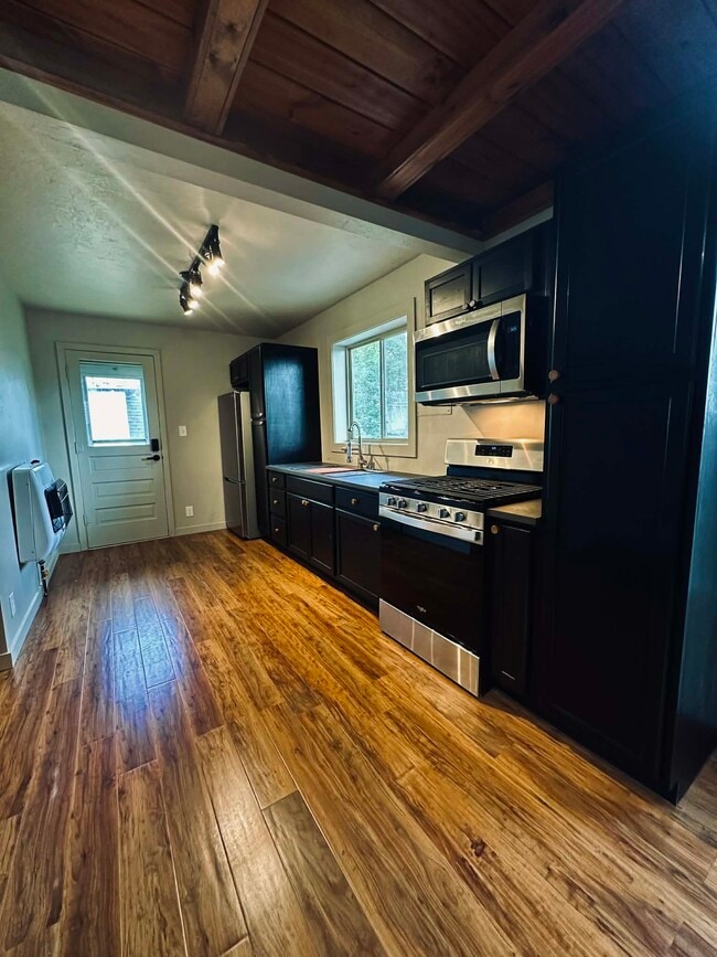 Building Photo - 1005 Broadway Ave