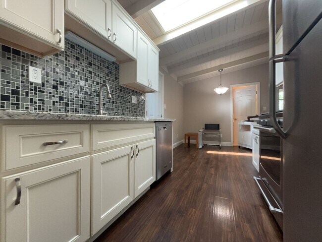 Foto del edificio - Updated 3 bedroom close to downtown and UC...