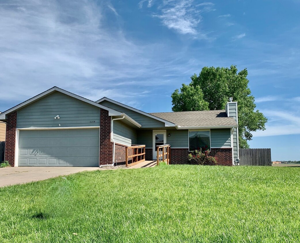 Foto principal - 4 bed, 3 bath Home w/ 2 car garage in Hays...