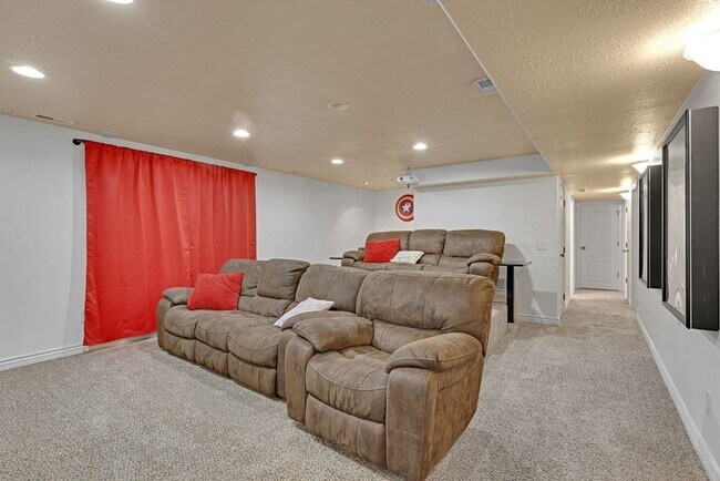 Building Photo - 2093 E View Dr