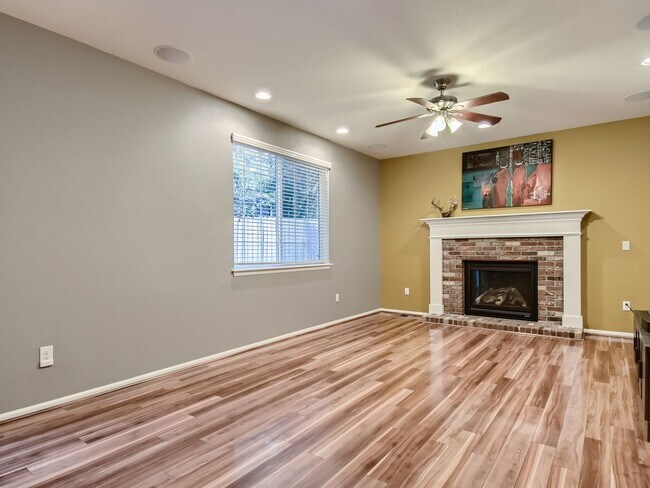 Building Photo - AVAILABLE FOR MOVE IN ON OCTOBER 1ST! VIDE...