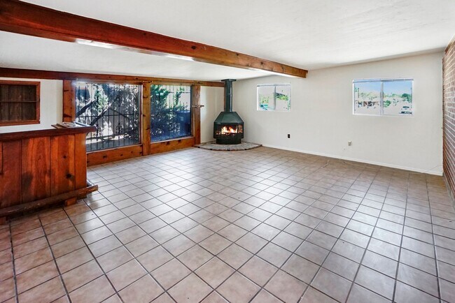 Foto del edificio - Eastside home- 4 bedroom/ 2 bathrooms, pool and large backyard