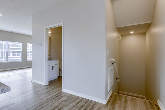 Foto del edificio - Corner Unit 3-Level Townhome!!