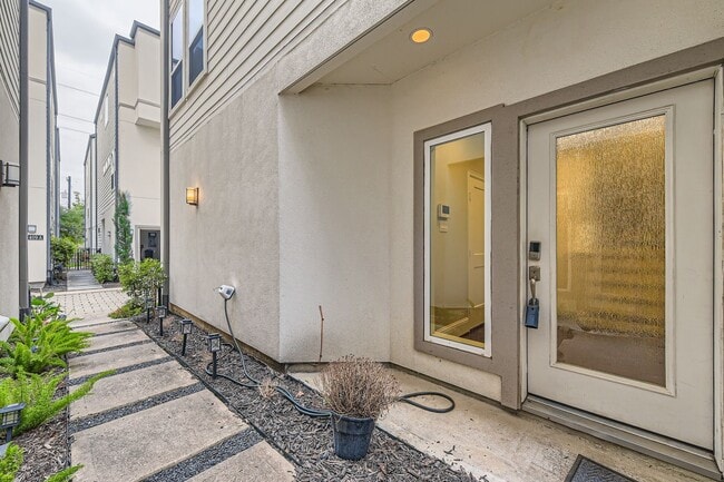 Building Photo - 407 N Nagle St