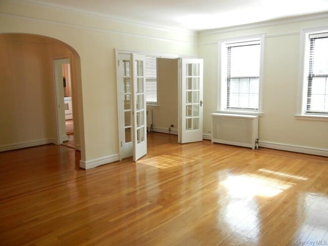 Building Photo - 14 N Chatsworth Ave