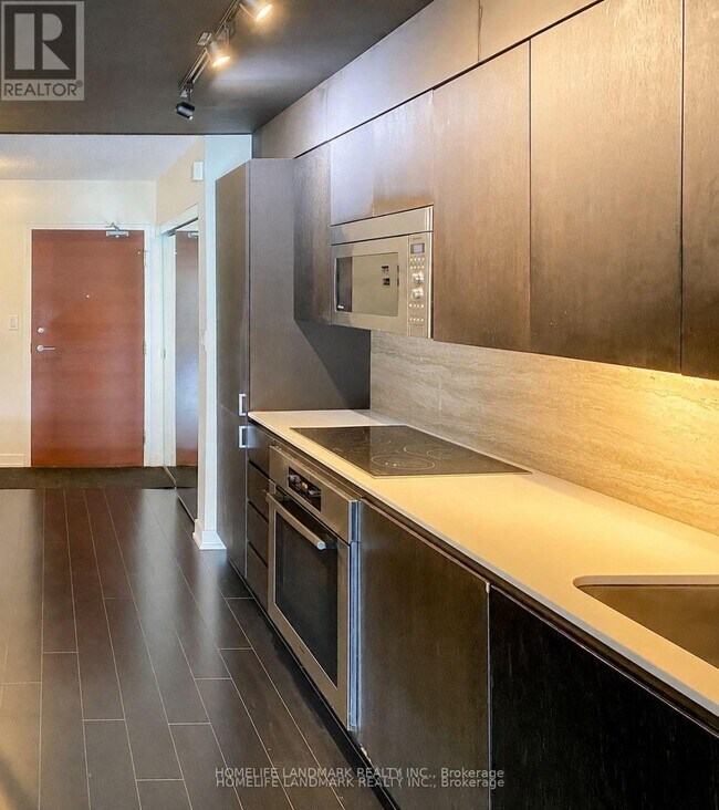 Building Photo - 10 Capreol Ct