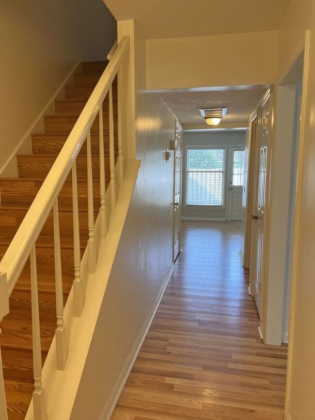 Foto del edificio - 6-7 month lease term!!! Popular town home ...