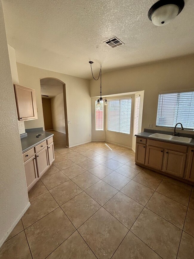 Foto del edificio - Available Now!