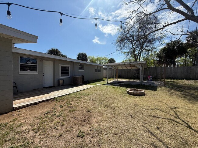 Building Photo - Great Location-3 Bedroom Daytona Beach Home w/Large AMAZING Backyard!