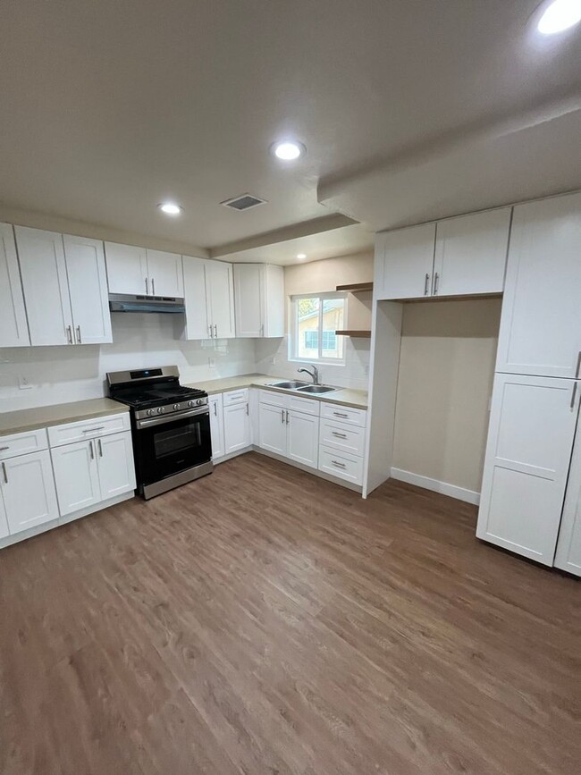 Building Photo - Spacious 4-Bedroom, 2-Bath Home in Los Ang...