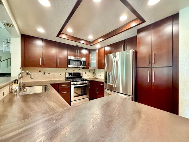 Building Photo - Woodhaven CC - Unfurnished 2br - Long Term