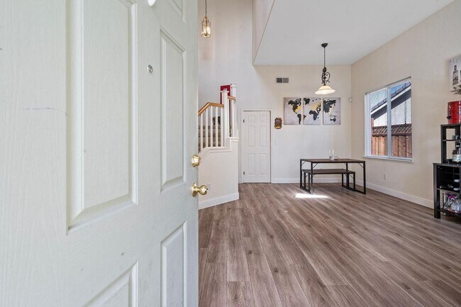 Foto del edificio - 4 Bedroom 3 Bathroom Available Now